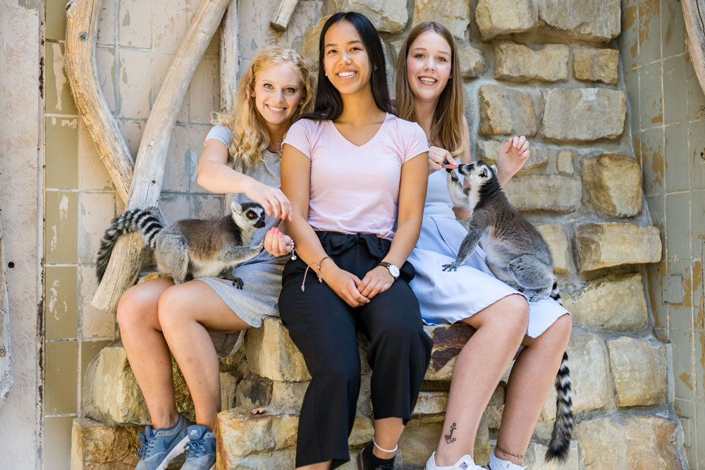 vlnr: Sabrina, Hanh und Dania, GLOBOS Auszubildende mit Bob und Ole